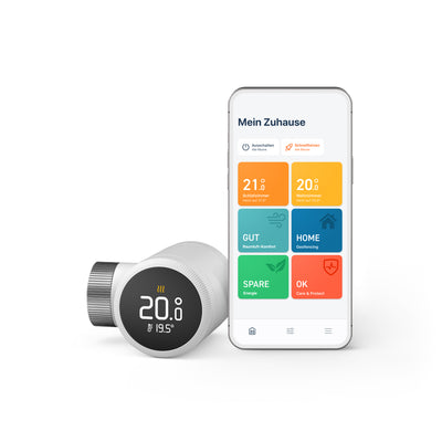 tado Smartes Heizkörper-Thermostat X mit 20,0 Grad im Display neben Smartphone mit App-Übersicht Mein Zuhause
