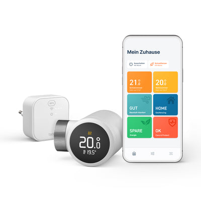 Starter Kit mit Heizkörper-Thermostat X und tado Bridge X, daneben Smartphone mit der Raumübersicht
