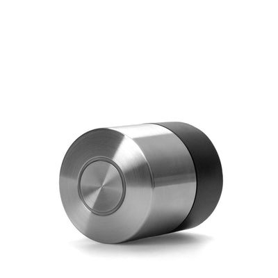 Nuki Smart Lock Pro der 5. Generation in Schrägansicht, Edelstahlgehäuse mit schwarzem Basisring und Drucktaste