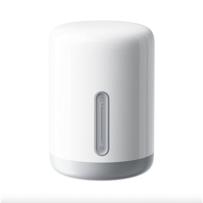 Yeelight Bedside Lamp D1 von vorn: weißer Zylinder mit senkrechter Touch-Leiste, freigestellt auf Weiß