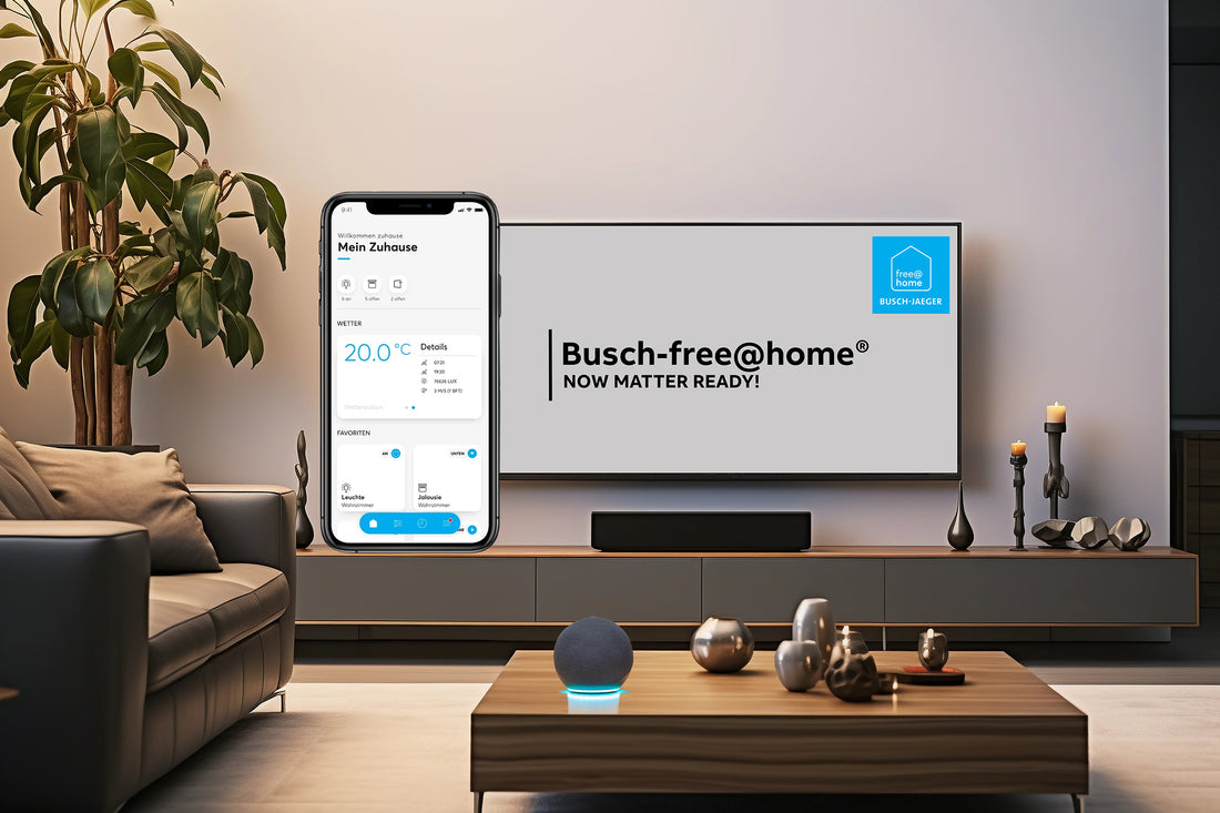 Wohnzimmer mit Fernseher, darauf der Schriftzug Busch-free@home now Matter ready, davor ein Smartphone mit der App