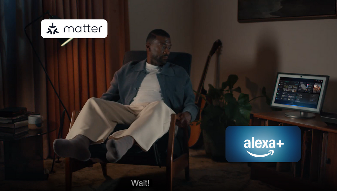 Person im Sessel vor einem Echo-Display im abgedunkelten Wohnzimmer, dazu die Logos Matter und Alexa+