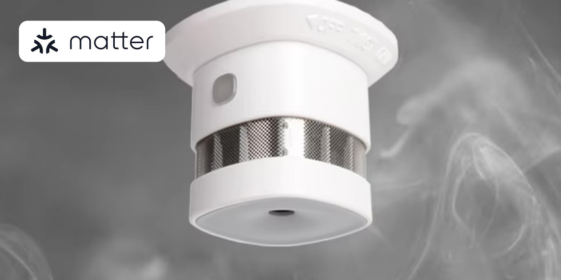 Weißer Rauchmelder an der Decke, umgeben von aufsteigendem Rauch, links das Matter-Logo