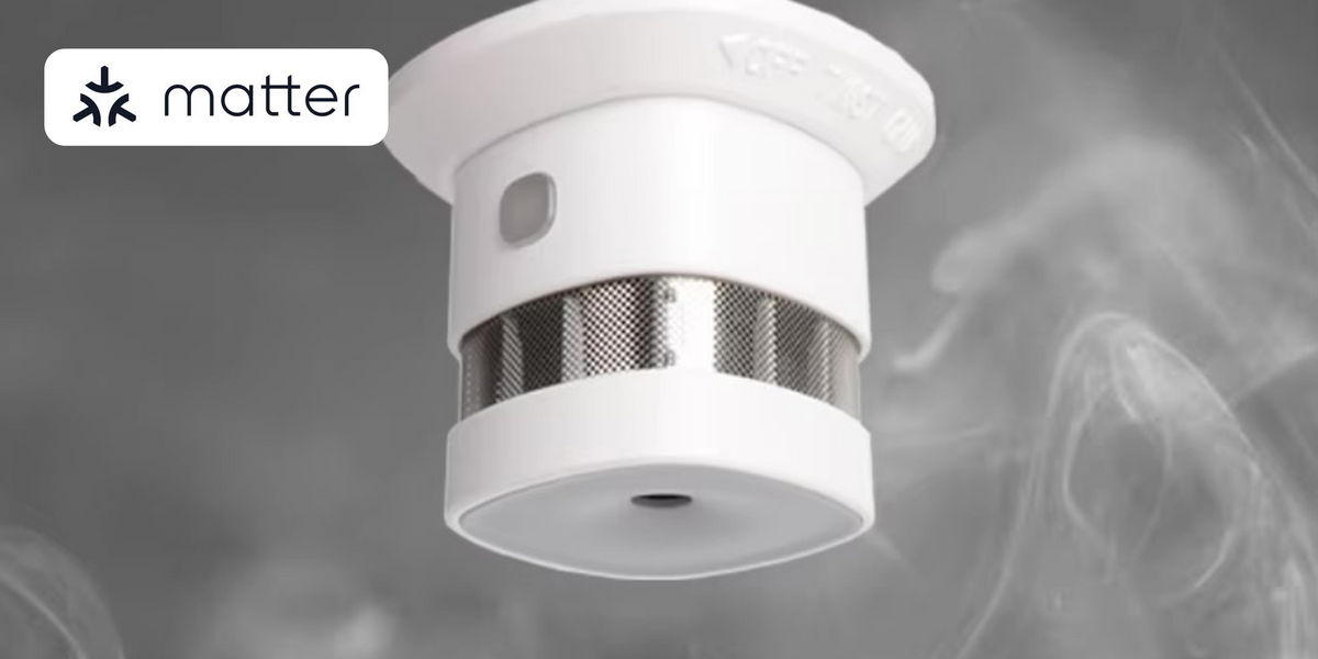 Weißer Rauchmelder an der Decke, umgeben von aufsteigendem Rauch, links das Matter-Logo