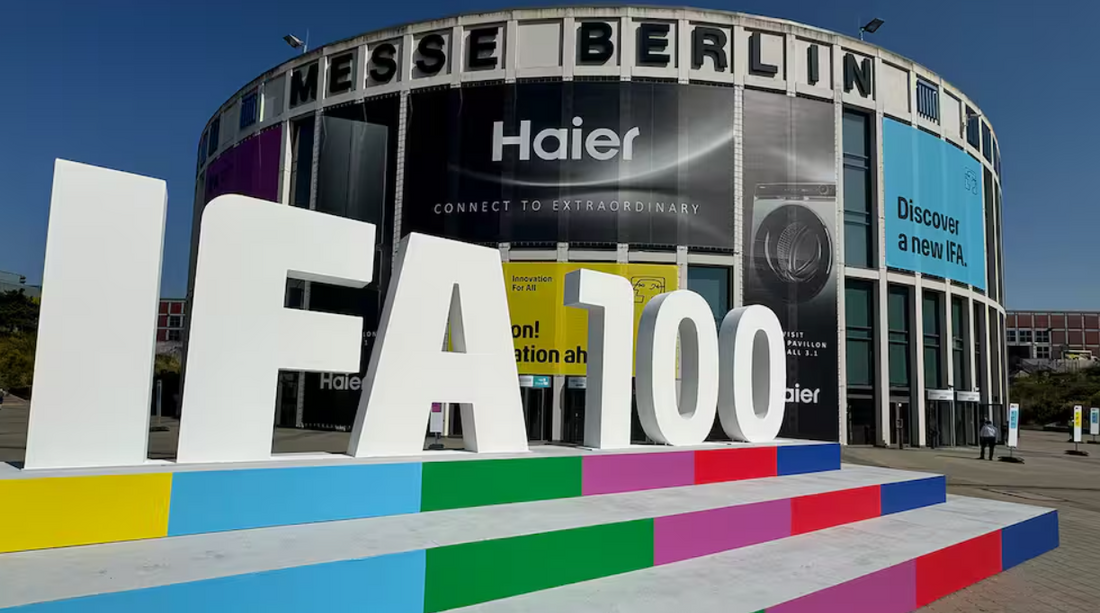 Weiße IFA-100-Buchstaben auf bunten Stufen vor dem Rundbau der Messe Berlin