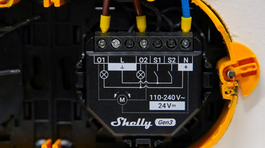 Shelly Gen3 in einer gelben Unterputzdose verdrahtet, das Anschlussschema auf der Gehäuseoberseite gut lesbar
