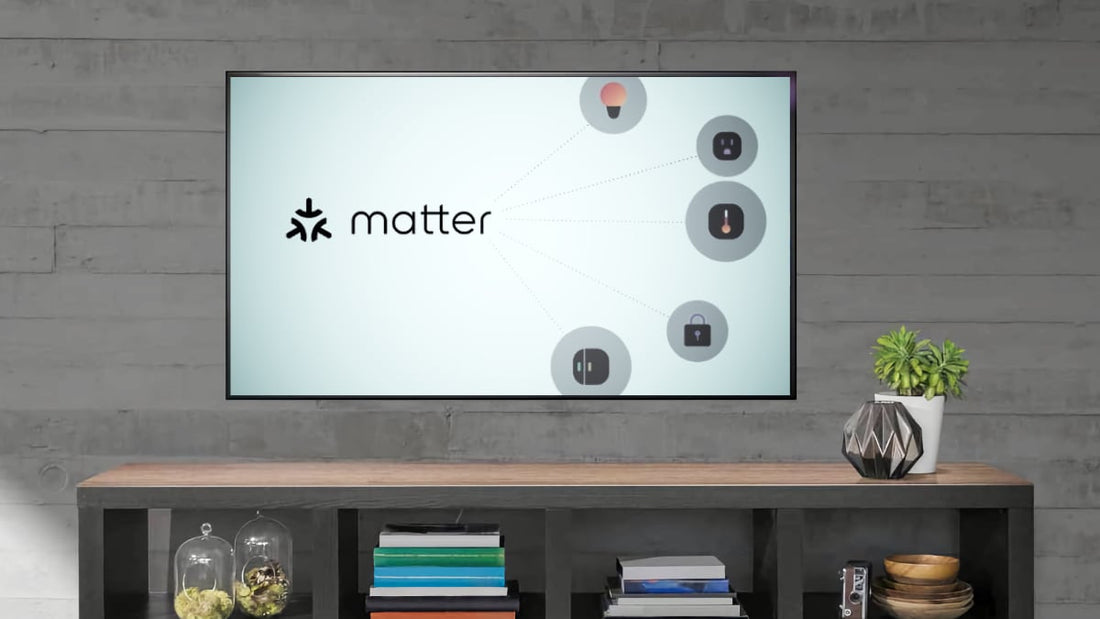 Wandmontierter Fernseher zeigt das Matter-Logo, von dem Linien zu Symbolen für Lampe, Steckdose und Schloss führen