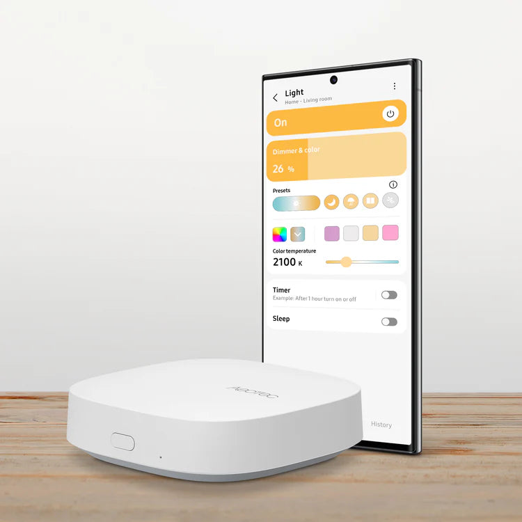 Der Hub neben einem Smartphone mit der SmartThings-Lichtsteuerung