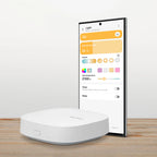 Der Hub neben einem Smartphone mit der SmartThings-Lichtsteuerung