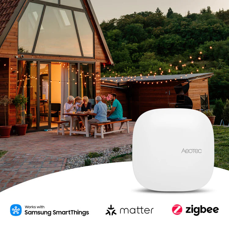 Der Hub vor einem Wohnhaus mit den Logos SmartThings, Matter und Zigbee