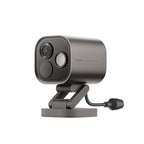 Aqara Camera Hub G5 Pro in Grau, schräg von vorn, Objektiv und Scheinwerfer sichtbar, Kabel am Standfuß