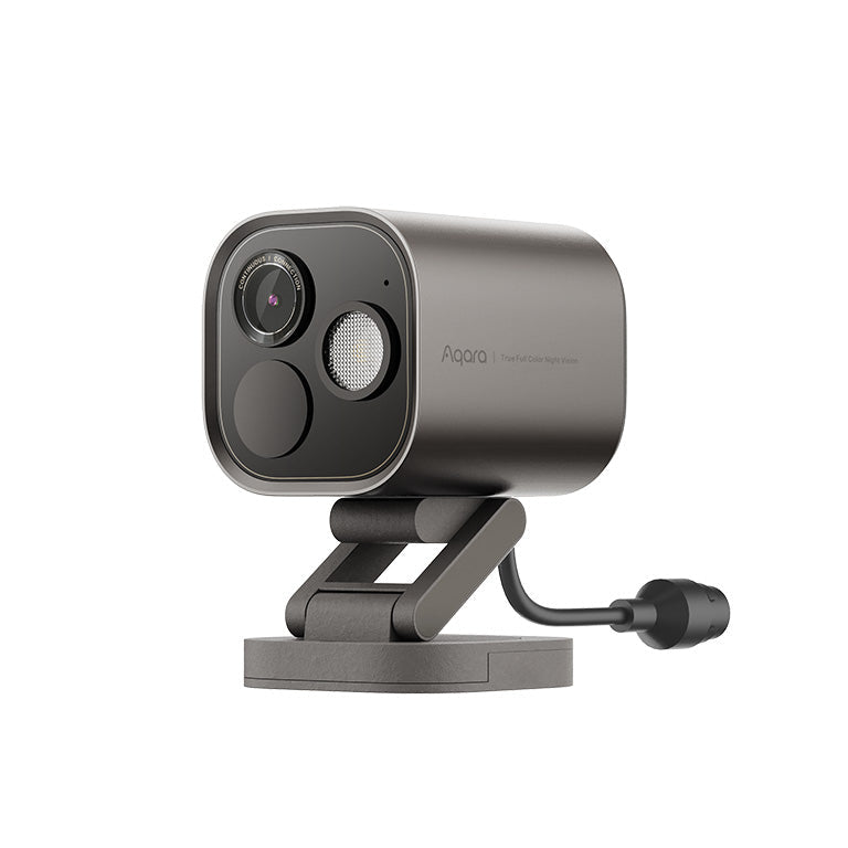Aqara Camera Hub G5 Pro in Grau, schräg von vorn, Objektiv und Scheinwerfer sichtbar, Kabel am Standfuß