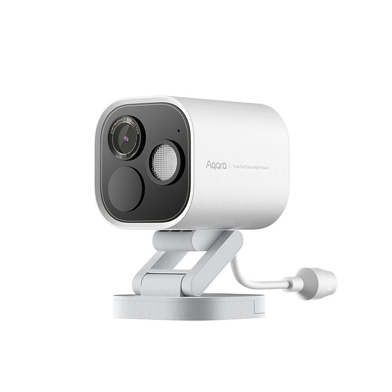 Aqara Camera Hub G5 Pro in Weiß, geneigt auf klappbarem Standfuß, Kabelanschluss an der Rückseite