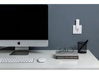 Aqara Hub M100 steckt in der USB-A-Buchse einer Wandsteckdose