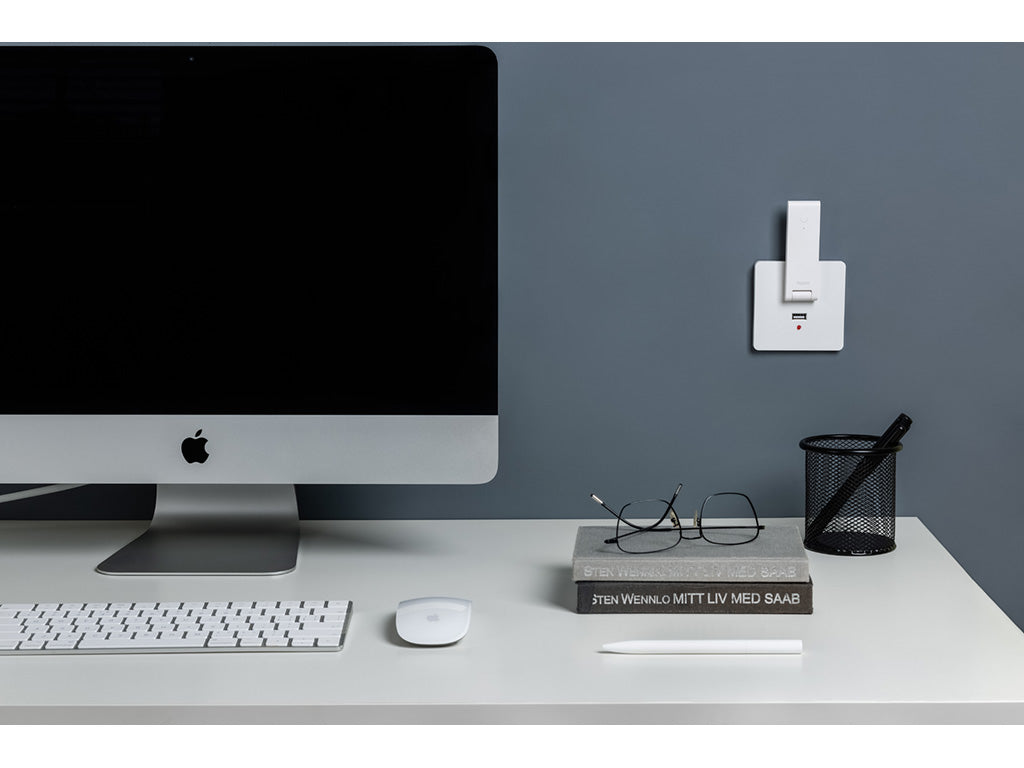 Aqara Hub M100 steckt in der USB-A-Buchse einer Wandsteckdose