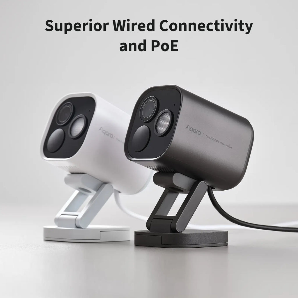 Weiße und graue Ausführung des Aqara Camera Hub G5 Pro nebeneinander, beide mit angeschlossenem PoE-Kabel