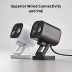 Weiße und graue Ausführung des Aqara Camera Hub G5 Pro nebeneinander, beide mit angeschlossenem PoE-Kabel