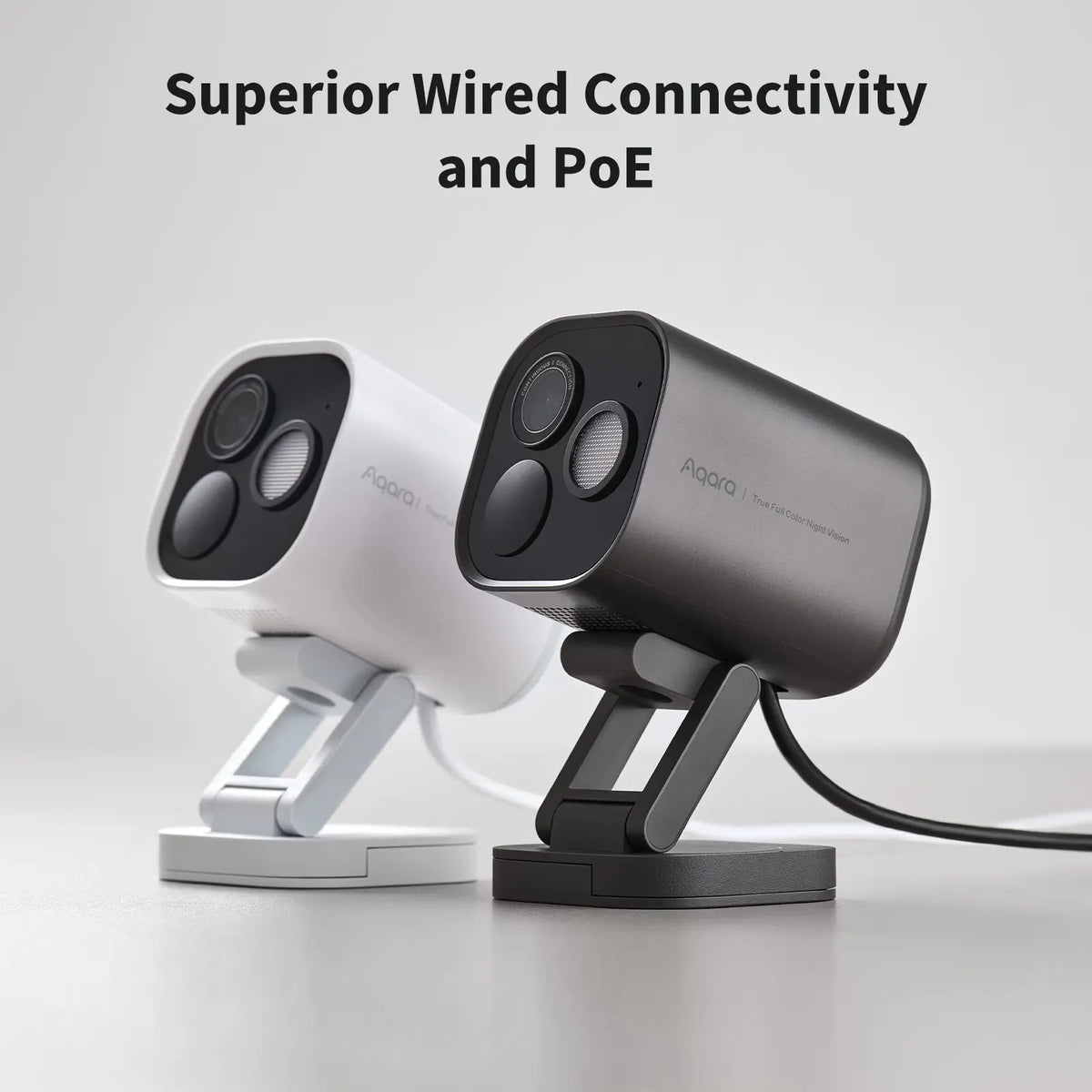 Weiße und graue Ausführung des Aqara Camera Hub G5 Pro nebeneinander, beide mit angeschlossenem PoE-Kabel