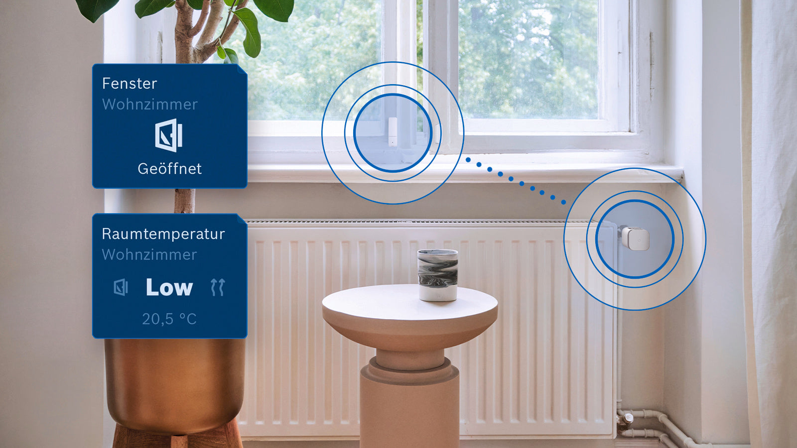 Offenes Fenster im Wohnzimmer, Thermostat am Heizkörper wird gedrosselt, App-Kacheln Fenster geöffnet und Low