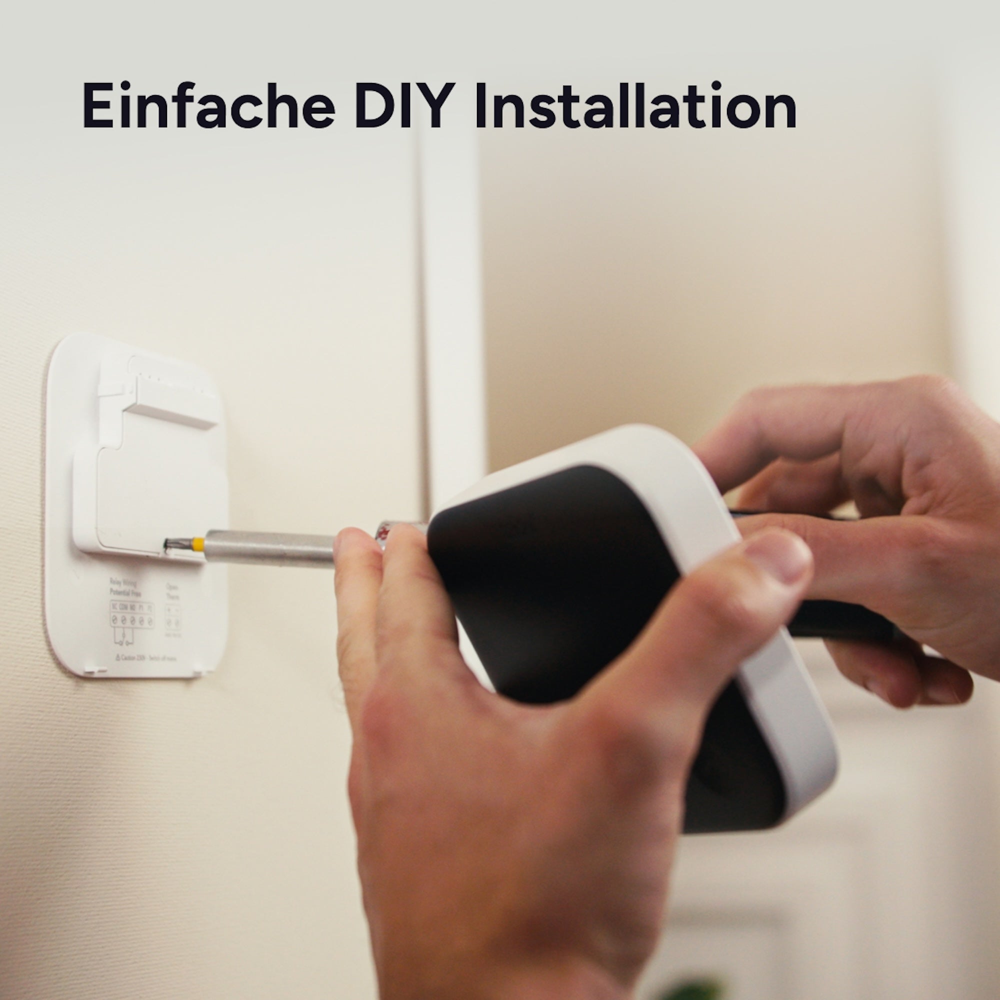 Thermostat X wird mit Schraubendreher an der Wandplatte befestigt, Text Einfache DIY Installation