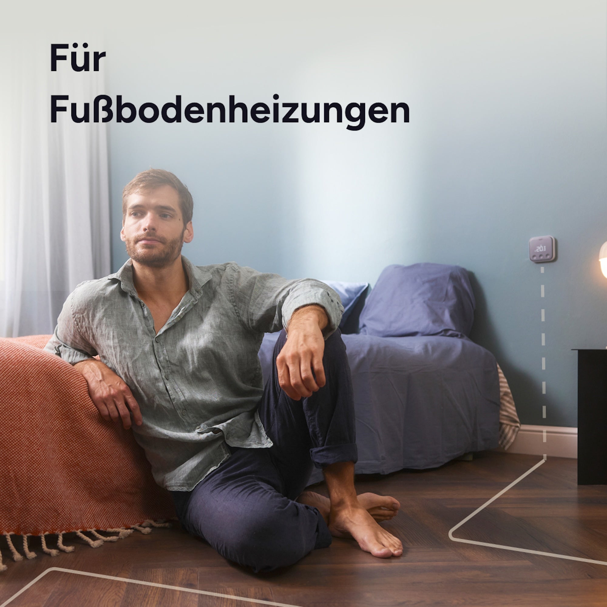 Wohnraum mit angedeuteter Fußbodenheizung und Thermostat X an der Wand, Text Für Fußbodenheizungen