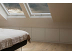 Schlafzimmer unter Dachschräge, Eve Door & Window an den Rahmen zweier Dachfenster montiert