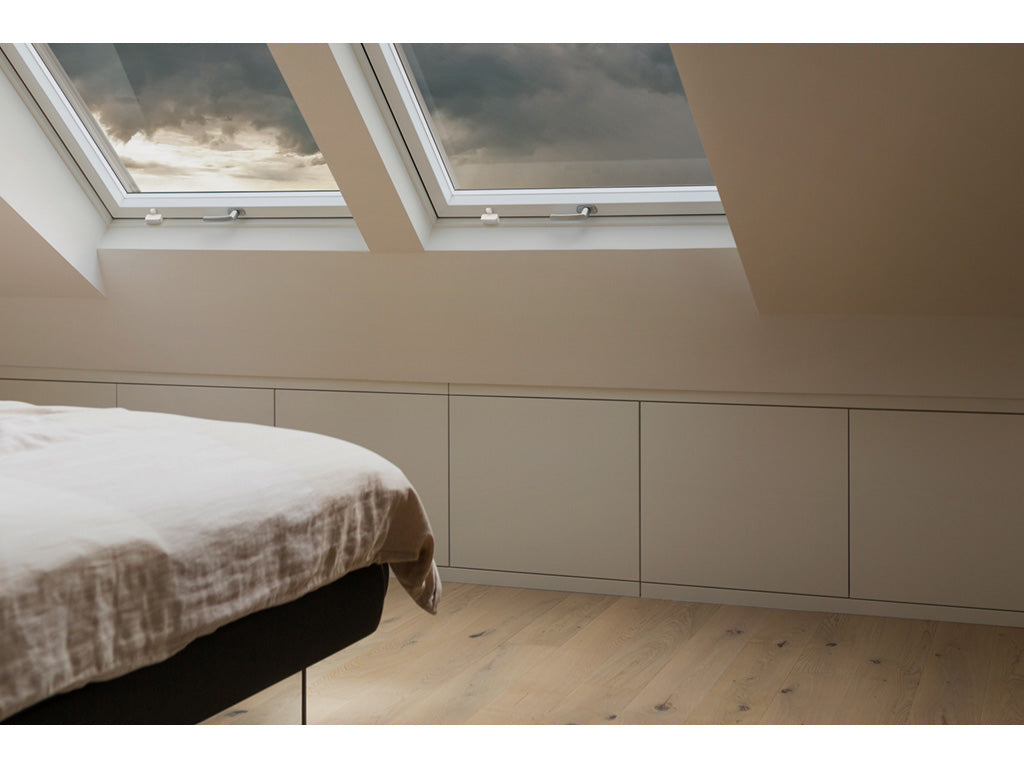 Schlafzimmer unter Dachschräge, Eve Door & Window an den Rahmen zweier Dachfenster montiert