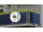 Balkon mit Solarmodulen, runder Detailausschnitt zeigt den Eve Energy Outdoor an der Wand