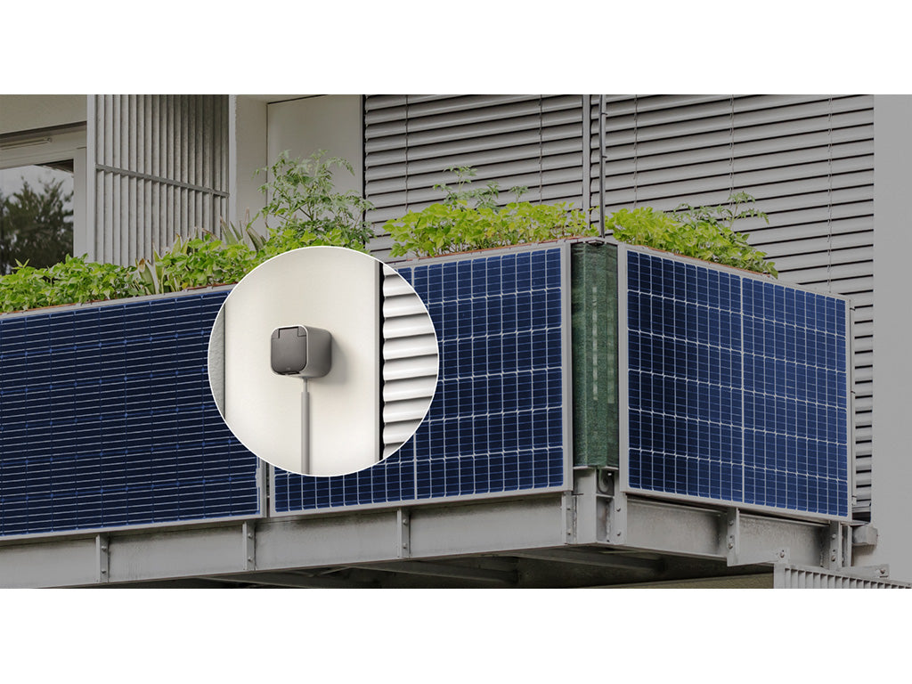 Balkon mit Solarmodulen, runder Detailausschnitt zeigt den Eve Energy Outdoor an der Wand