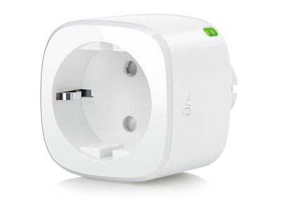 Eve Energy smarte Steckdose in Weiß, schräg von vorne mit grün leuchtender Status-LED