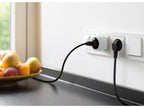 Eve Energy in einer Wandsteckdose über der Küchenarbeitsplatte, daneben ein zweiter Stecker