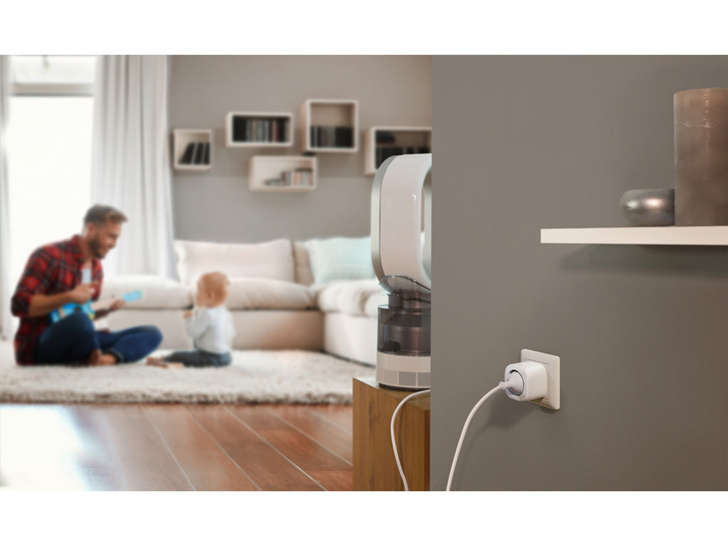 Eve Energy versorgt einen Luftbefeuchter, im Hintergrund Vater und Kind im Wohnzimmer
