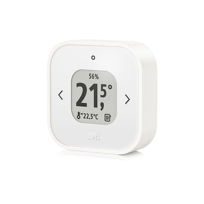 Eve Thermo Control schräg von vorn, E-Ink-Display zeigt 21,5 Grad und 56 Prozent Luftfeuchtigkeit