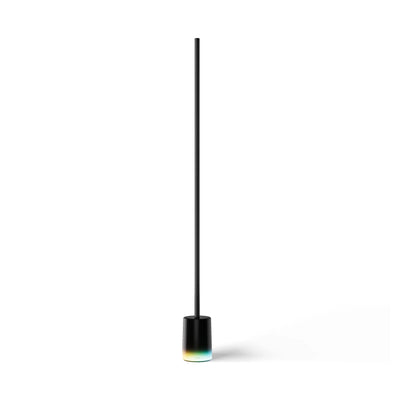 Govee Floor Lamp 2 als schlanke schwarze Stehleuchte, Sockel leuchtet mehrfarbig, freigestellt vor Weiß