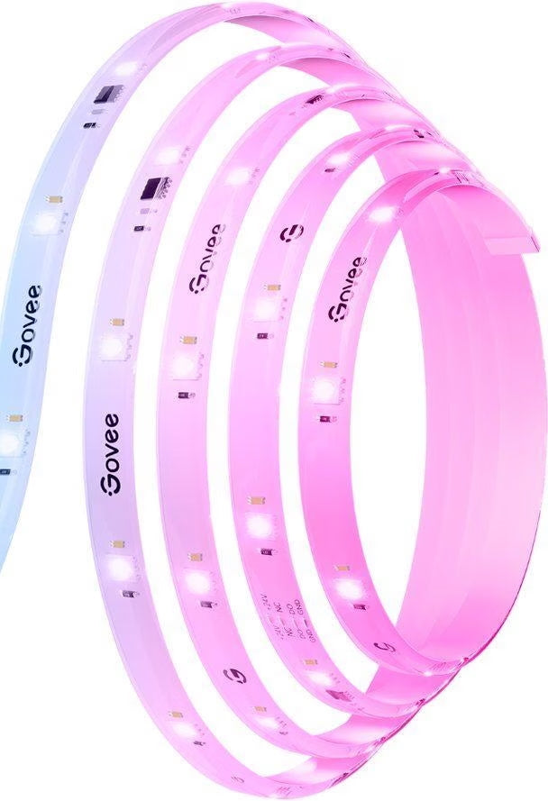 Aufgerollter Govee LED Strip Light S leuchtet im Verlauf von Hellblau über Weiß bis Pink