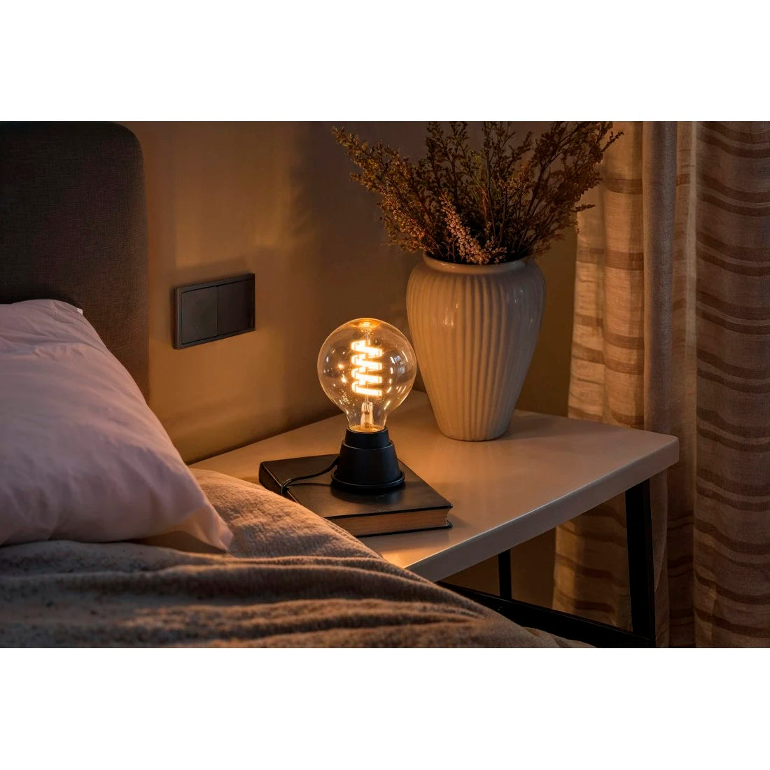 Hama Retro-LED Lampe E27 Globe warmweiß in einer schwarzen Tischleuchte am Bett
