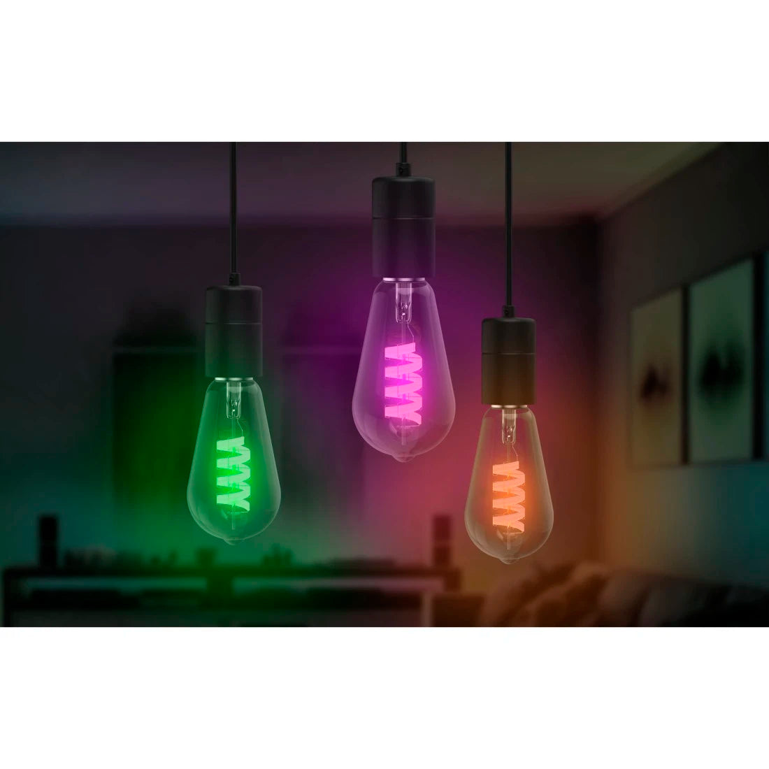 Drei Hama Retro-LED Lampen als Pendelleuchten in Grün, Pink und Orange im dunklen Zimmer