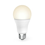 Hama Smarte Glühbirne E27 warmweiß leuchtend vor weißem Hintergrund