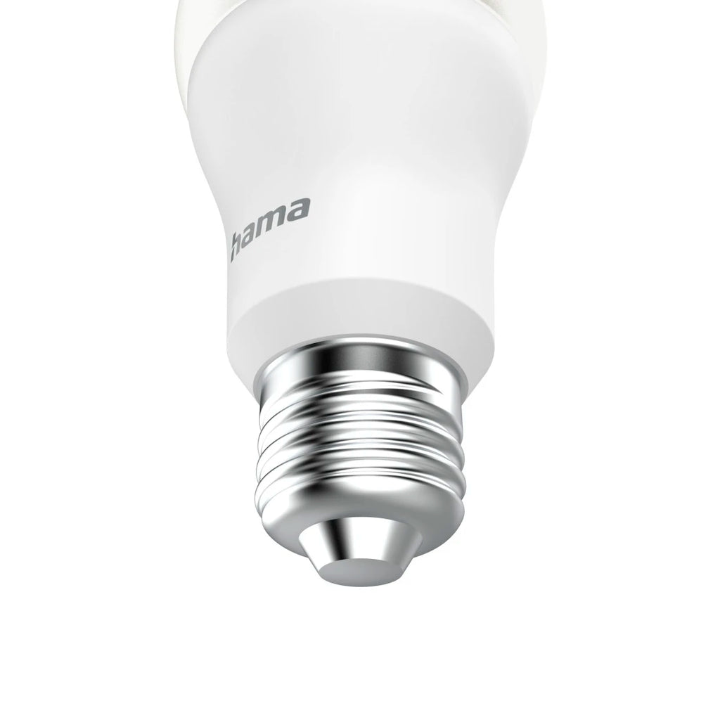E27-Schraubsockel der smarten Hama Glühbirne in Nahaufnahme von schräg unten