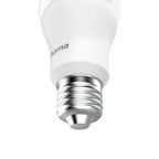 E27-Schraubsockel der smarten Hama Glühbirne in Nahaufnahme von schräg unten