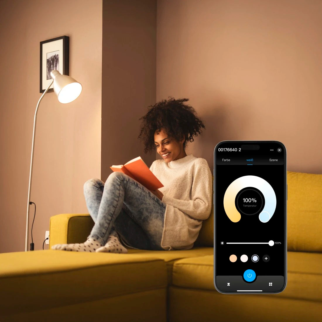 Frau liest auf dem Sofa, daneben ein Smartphone mit der Farbtemperatur-Steuerung der Hama Smart Home App