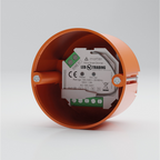 Sunricher Dimmer 230V in eine orangefarbene Unterputzdose eingesetzt, grüne Klemmen und Antenne sichtbar