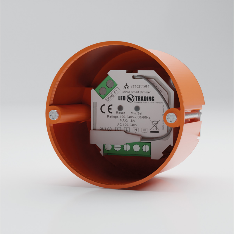 Sunricher Dimmer 230V in eine orangefarbene Unterputzdose eingesetzt, grüne Klemmen und Antenne sichtbar