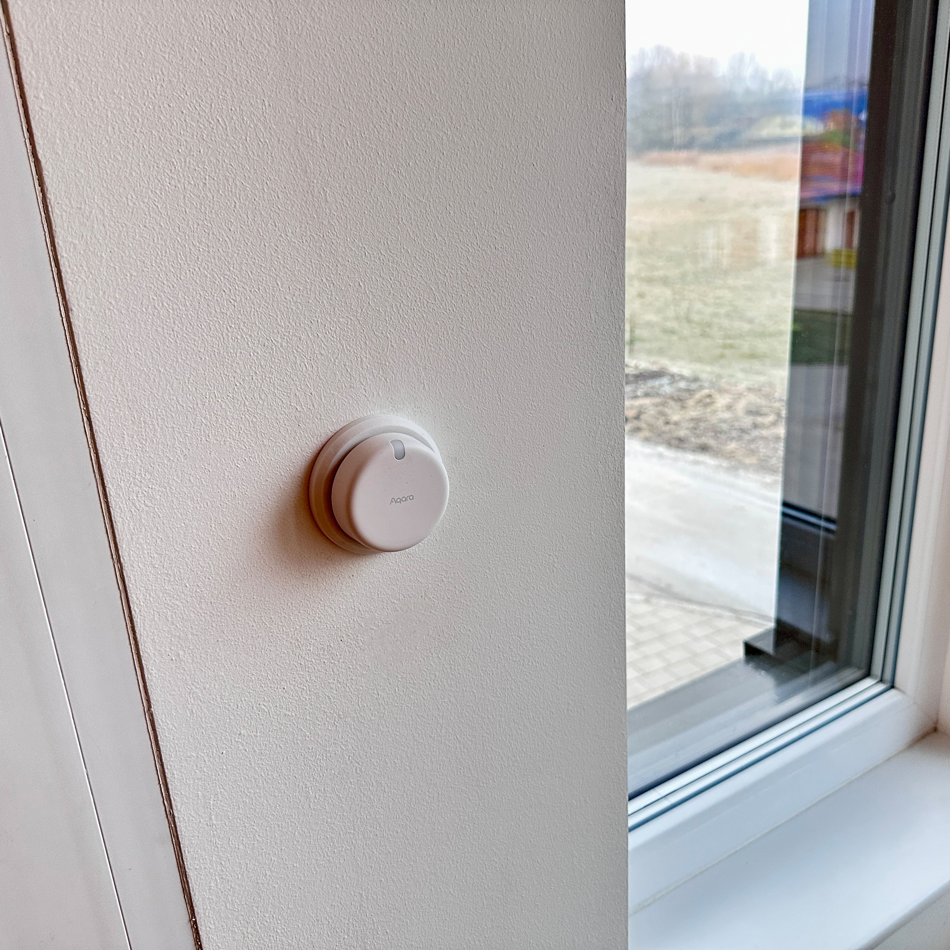 FP2 in der runden Halterung an der Wand neben einem Fenster