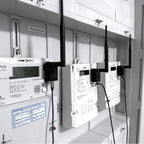 Drei Leseköpfe mit Antennen nebeneinander auf den Zählern für Wärmepumpe und Wohnungen