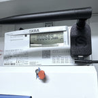 Lesekopf seitlich auf einem Drehstromzähler, Antenne waagerecht ausgerichtet, Zählerstand im Display