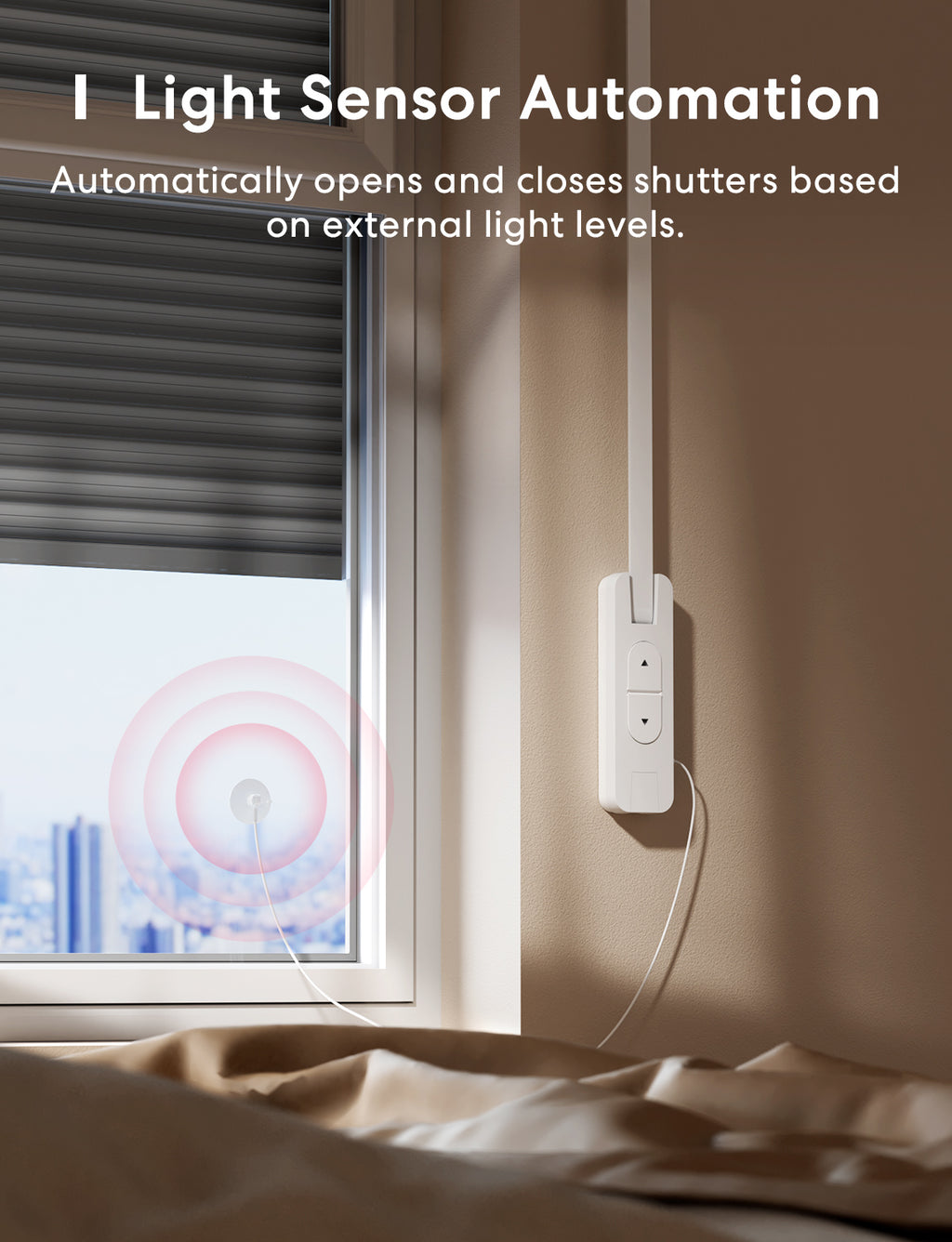 Herstellergrafik zur Lichtsensor-Automation: Schlafzimmer mit halb heruntergefahrenem Rollladen und dem Sensor am Fensterglas