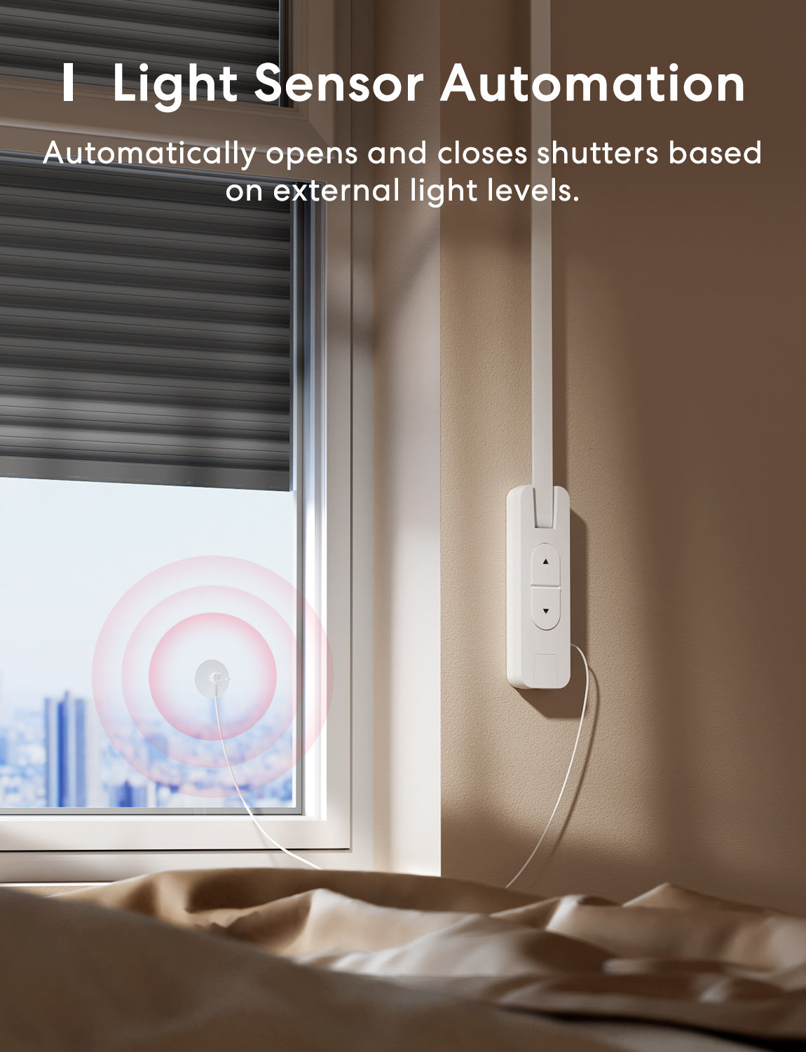 Herstellergrafik zur Lichtsensor-Automation: Schlafzimmer mit halb heruntergefahrenem Rollladen und dem Sensor am Fensterglas