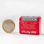 Größenvergleich: Shelly 1PM Mini Gen4 neben einer Ein-Euro-Münze