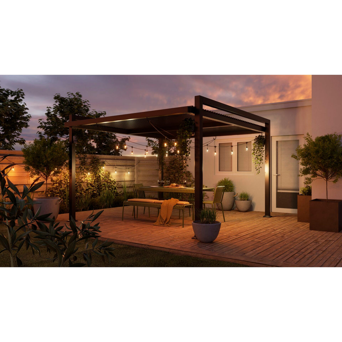 Beleuchtete Terrasse aus der Distanz, Nanoleaf Outdoor Light String hängt warmweiß an der Pergola